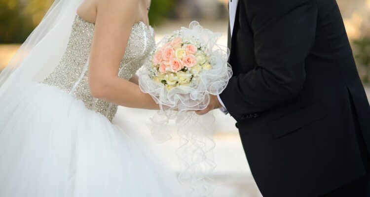 結婚式の日取りはどう決める？タイミングや選び方などを解説